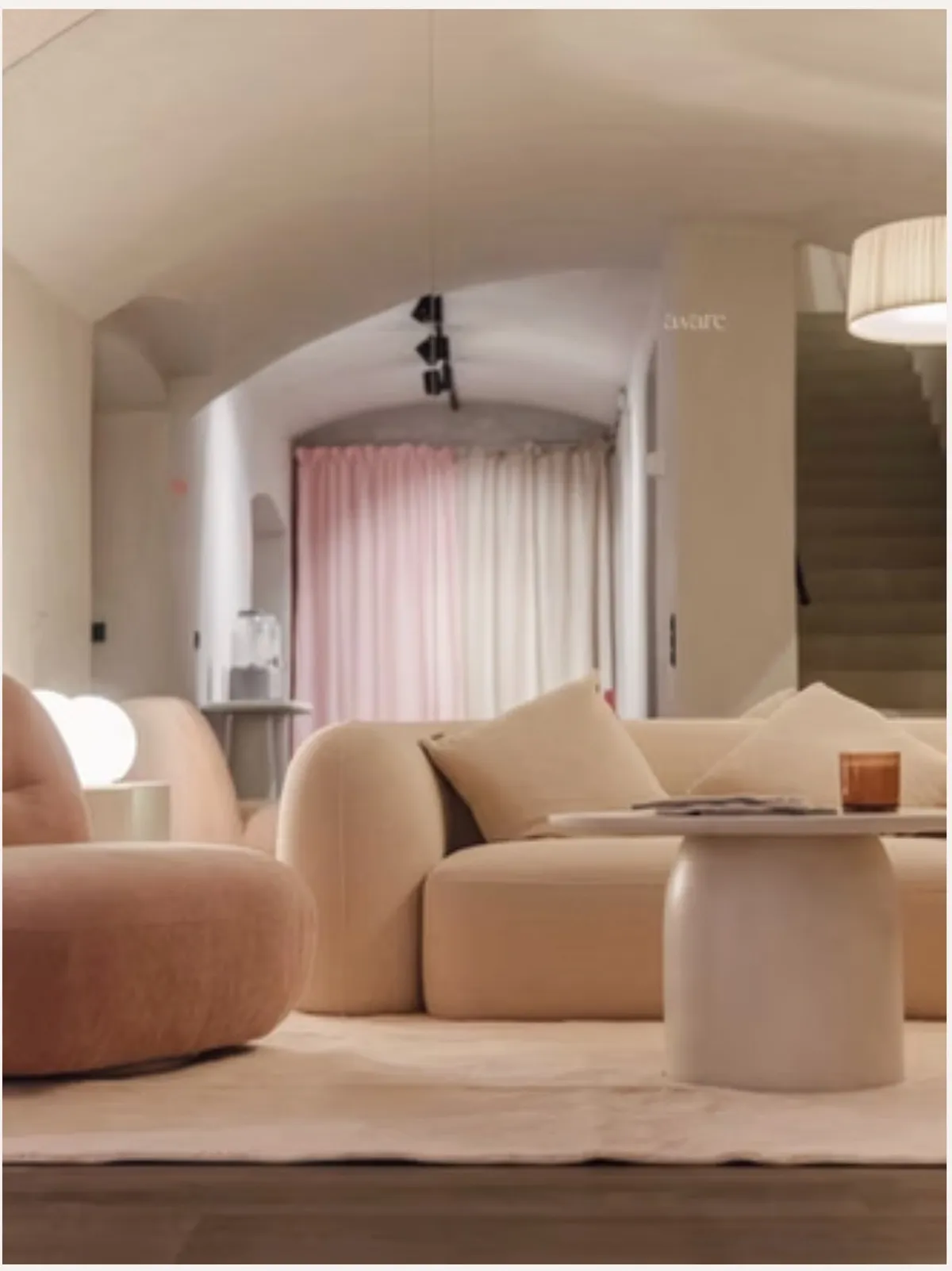 The Soft Room – Weiches, wohnliches Set in warmen Tönen – für Formate, die Nähe brauchen.